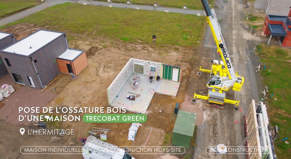 Pose de l'ossature bois d'une maison en hors site par les équipes Murébois